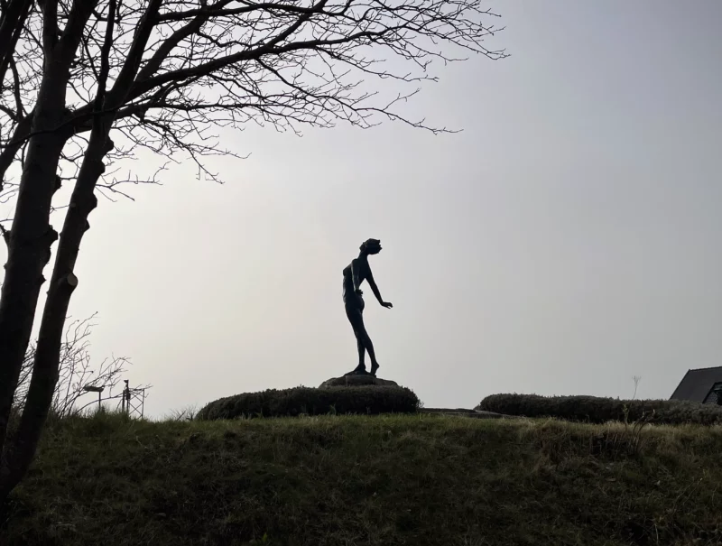 Statue The Embrace (Famntaget) by Axel Ebbe in Smygehuk
